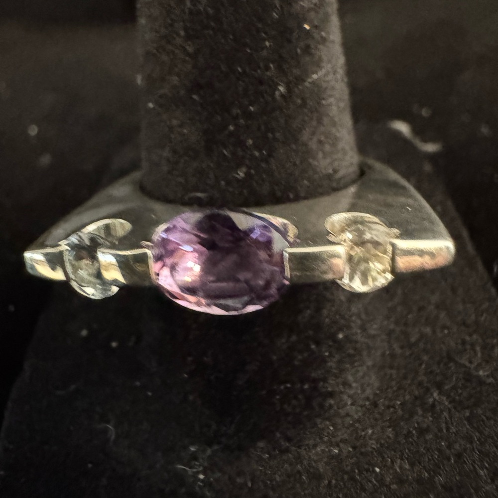 Elegant‎ Sterling Silver and Purple Amethyst Gemstone Ring - Picture 7 of 8